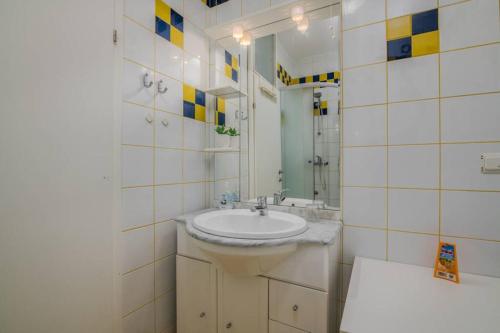 ein weißes Badezimmer mit Waschbecken und Spiegel in der Unterkunft Apartment Dora Klimno in Klimno