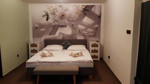 ein Schlafzimmer mit einem Bett mit zwei ausgestopften Tieren darauf in der Unterkunft Budha Apartmá in Jiříkov