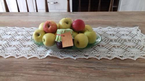 Makanan di atau berdekatan apartmen