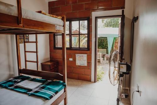 Ein Bett oder Betten in einem Zimmer der Unterkunft Esperanto Bed & Breakfast Surf Hostel