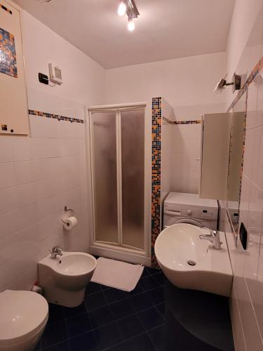 une salle de bain avec toilettes, lavabo et douche dans l'établissement Calme et Plages, à Menton