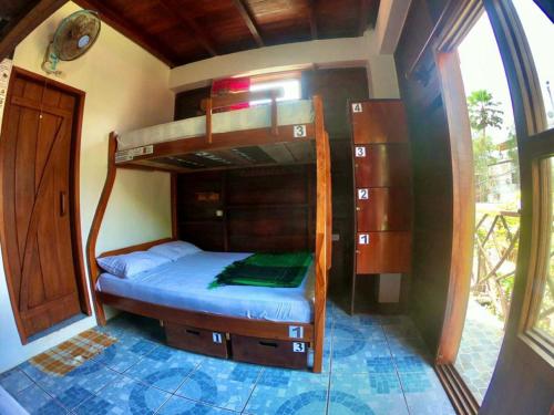 Ein Bett oder Betten in einem Zimmer der Unterkunft Esperanto Bed & Breakfast Surf Hostel