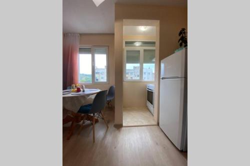 Η κουζίνα ή μικρή κουζίνα στο Sunny apartment by the river