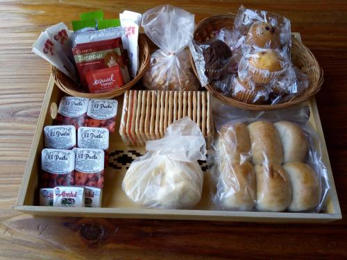 een lunchbox gevuld met verschillende soorten eten bij Solar de las Sierras in Sierra de la Ventana