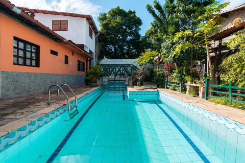 una piscina vacía frente a una casa en casa Mirage Pipa, en Pipa