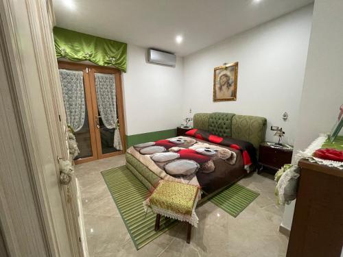um quarto com uma cama e um sofá em Susy home em Nápoles