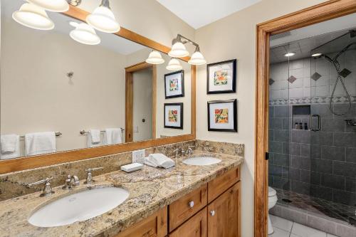 Bilik mandi di D2 Upper Woodbridge 2BR Condo condo