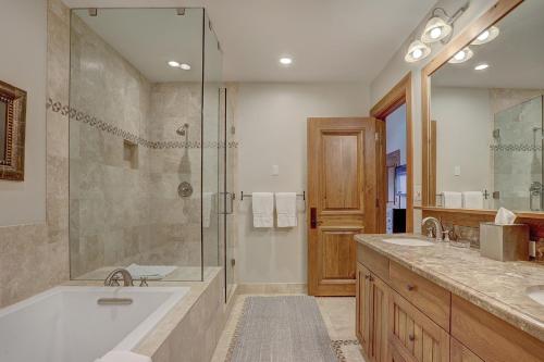 W łazience znajduje się wanna, prysznic i umywalka. w obiekcie 4Br Ski in Ski Out the Top of Bachelor Gulch condo w mieście Avon