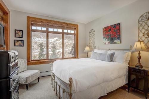 Katil atau katil-katil dalam bilik di 4Br Ski in Ski Out the Top of Bachelor Gulch condo
