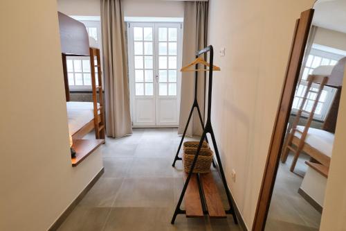 ein Zimmer mit Etagenbetten und einem Spiegel in der Unterkunft Casas do Mercado - Casa Orion in Angra do Heroísmo