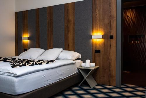 En eller flere senger på et rom på Swiss Plus Hotel