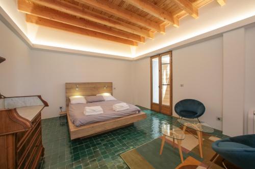 een slaapkamer met een bed, een bureau en een stoel bij Grand gite "le Mas de la FANGOUZE" Aigues Mortes in Aigues-Mortes