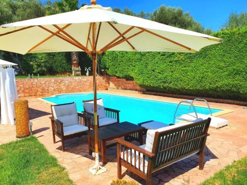 阿克拉塔的住宿－Platanos Estate，游泳池旁的遮阳伞和椅子