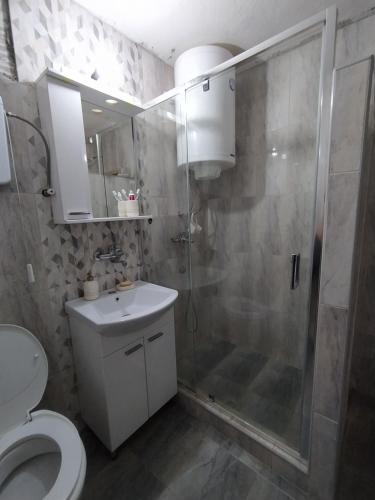 Ett badrum på Apartmani Zora-Vuković
