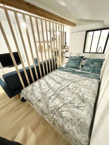 Ce lit se trouve dans un dortoir doté d'un escalier. dans l'établissement Studio moderne au cœur de Hyeres, à Hyères