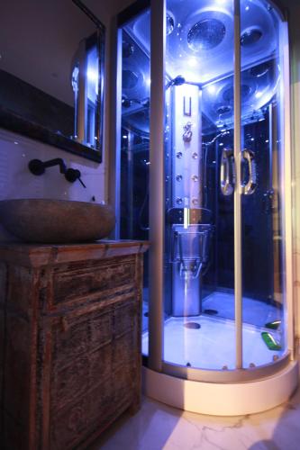 une salle de bain avec un lavabo et un miroir dans l'établissement Casa Angelo, à Torri del Benaco