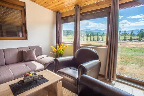 Holiday home Mountain sight في زبلجك: غرفة معيشة مع أريكة وكراسي ونافذة