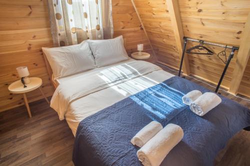 een slaapkamer met een bed in een houten hut bij Holiday home Mountain sight in Žabljak