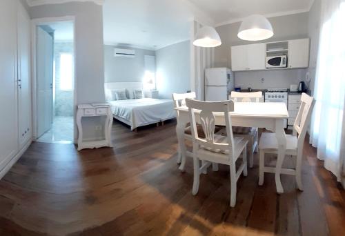 a kitchen and dining room with a table and chairs at Little Posadas in Concepción del Uruguay