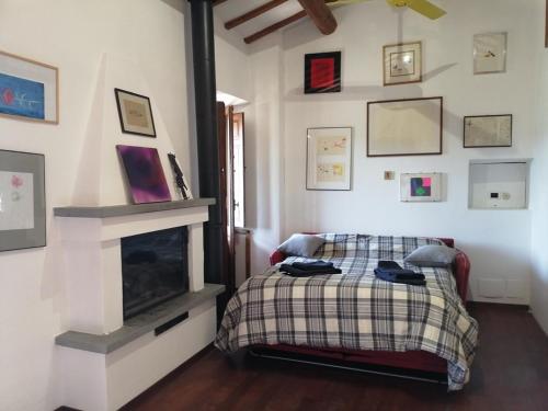 a bedroom with a bed and a fireplace at Casa Gianfranco Millepapaverirossi in Cesi