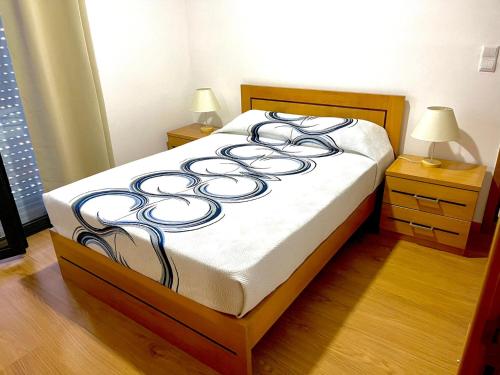 1 dormitorio con 1 cama, 2 mesitas de noche y 2 lámparas en Casa Brisa do Mar, en Ponta Delgada
