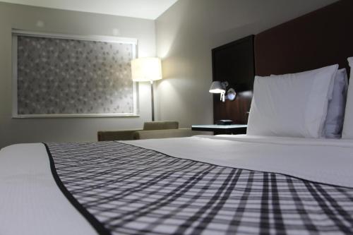Westbridge Inn & Suites – Photos 4