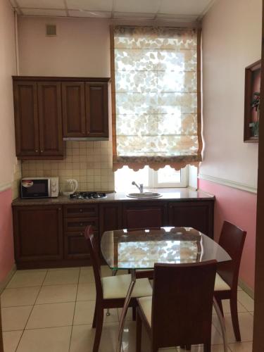 Een keuken of kitchenette bij Beautiful apartment in the center of Vinnytsia
