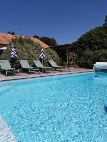 una piscina con tumbonas y una piscina en Maison d'Amis, en Salles