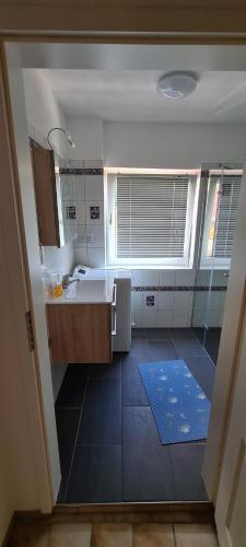 a large bathroom with a sink and a window at Lichtblick in Wangerland