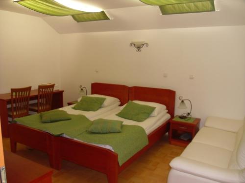 Una cama o camas en una habitación de Gostilna in prenočišče KOCJAN