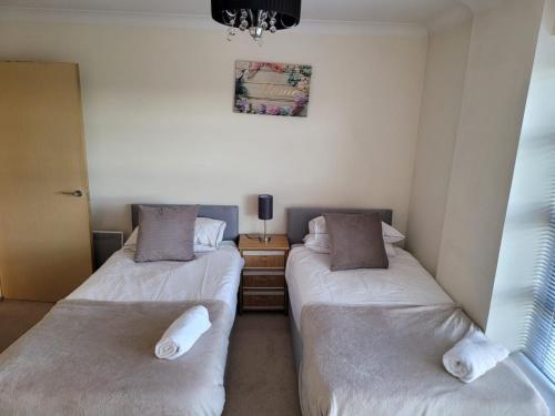 A bed or beds in a room at Vetrelax Colchester Apartment