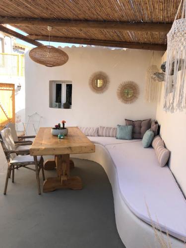 - un salon avec un canapé et une table dans l'établissement koritos countryhouse, à Agios Leon