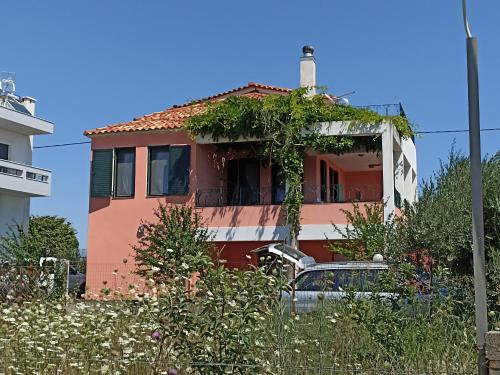 a house with ivy growing on the side of it at Olgas Villa in Aroyí