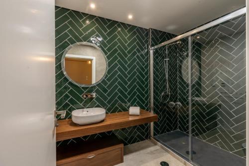 a bathroom with a sink and a shower at SOCIAL LODGE - Centro do Funchal in Funchal