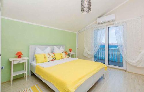 Postel nebo postele na pokoji v ubytování Apartments Karlobag/Velebit Riviera 34630