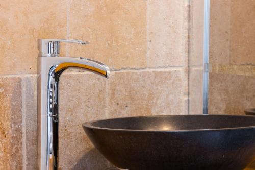 - Baño con lavamanos y grifo en Kawaii - Domaine Tropical, en Saint-Aignan