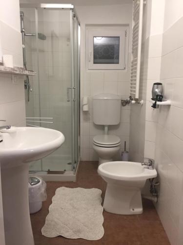 a bathroom with a toilet and a sink and a shower at Casa relax in Collegno