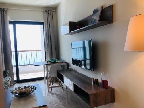 Μια τηλεόραση ή/και κέντρο ψυχαγωγίας στο Porto dead sea