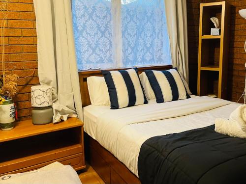 a bedroom with two beds and a window at Reservoir 短租 in Melbourne
