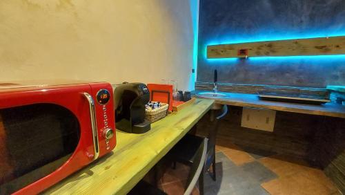a counter with a microwave on top of a table at Marconi Rooms and Apartments in Verona