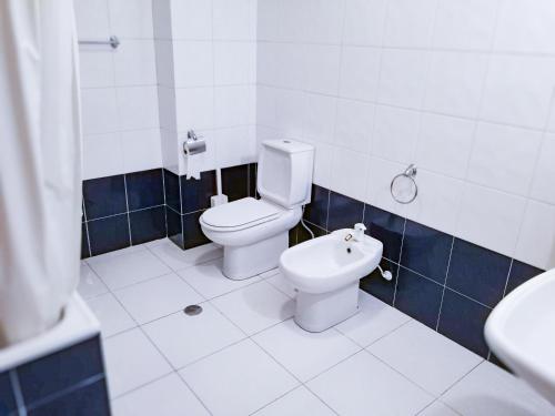 uma casa de banho com um WC e um lavatório em Alojamento Rocha em Viseu