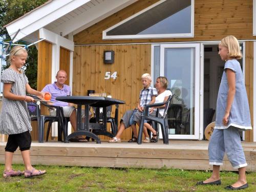un grupo de personas jugando un juego de frisbee en 6 person holiday home in Sk rb k, en Skærbæk