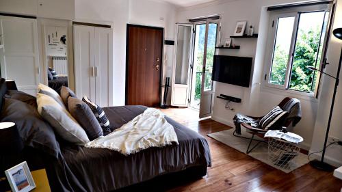 sala de estar con sofá y TV en Lavena - LAKE & MOUNTAIN Apartments en Lavena Ponte Tresa