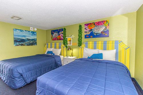Ein Bett oder Betten in einem Zimmer der Unterkunft Oceanfront 1 bedroom - Sand Dunes 1129 - Sleeps 6!