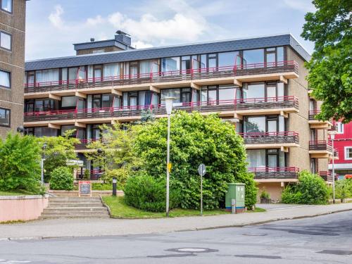 un immeuble d'appartements avec balcon rouge dans une rue dans l'établissement Apartment on the lakeside in Hahnenkle, à Hahnenklee