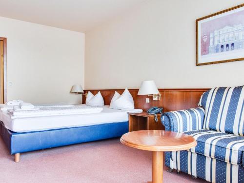 une chambre d'hôtel avec un lit et un canapé dans l'établissement Apartment on the lakeside in Hahnenkle, à Hahnenklee