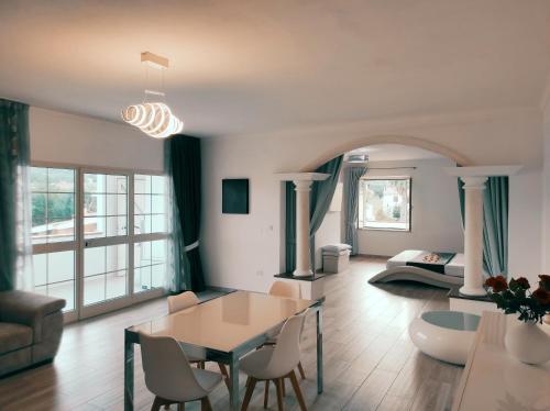 奧羅塞伊的住宿－Romantico open space Luna，客厅配有桌椅和沙发
