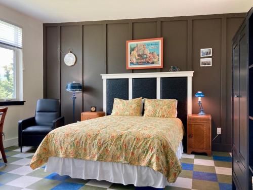 1 dormitorio con 1 cama y 1 silla en Eden's Echoes Country Retreat, en Blacksburg