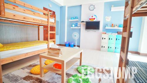 a childrens bedroom with bunk beds and a tv at 台東愛格斯 單車友善&溯溪&包車旅行 EGGS Bike & River tracing & Chartered car tour in Taitung City