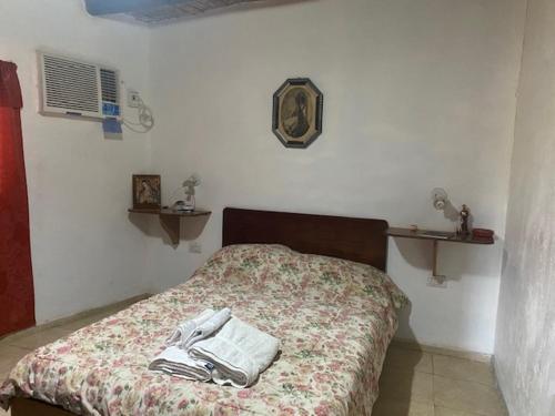 ein Schlafzimmer mit einem Bett mit Handtüchern darauf in der Unterkunft Tres Marías in Alto de Sierra